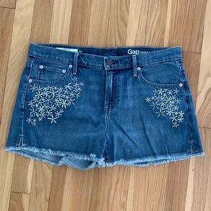Gap Size 31 Embroidered 3 inch jean shorts